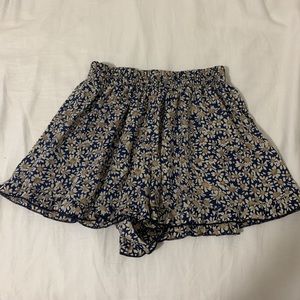 Navy Daisy Flowy Shorts. Size Small.